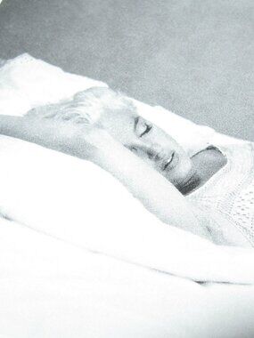 Rare 1955 Sexy Marilyn Monroe in Bed Photo on 1994 Postcard Eve Arnold Magnum